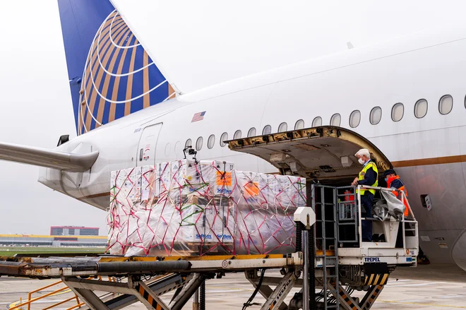 Tovor Pfizerjevega cepiva na letališču v Chicagu. Ameriška uprava za hrano in zdravila (FDA) je dovoljenje za izredno uporabo cepiva izdala v petek. FOTO: United Airlines via Reuters