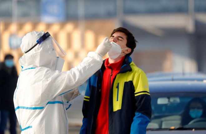 Testiranje novih okužb v Zagrebu. V zadnjih 24 urah so jih na Hrvaškem potrdili 3363. FOTO: Denis Lovrovic/AFP