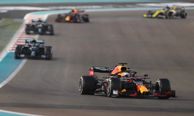 Max Verstappen na poti do zmage v Abu Dabiju. FOTO: Kamran Jebreili/Reuters