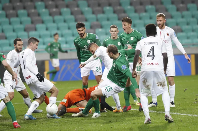 Olimpijo je pred spodrsljajem rešil branilec Goran Milović, ki je bil najspretnejši pred sežanskimi vrati. FOTO: Leon Vidic/Delo