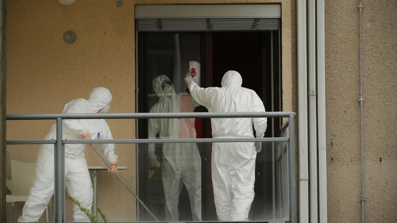 Fotografija: Smrtnost zaradi covida-19 v domovih za starejše strmo narašča. V zadnjem mesecu je zaradi tega umrlo 790 oskrbovancev. FOTO: Jure Eržen/Delo