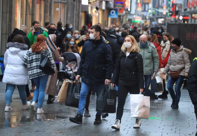 Novo zaprtje bo, kot je komentiralo več ekonomistov, nemško gospodarstvo pahnilo v globljo recesijo, kot so jo sicer napovedovali za letošnje zadnje četrtletje. Foto: Wolfgang Rattay/Reuters