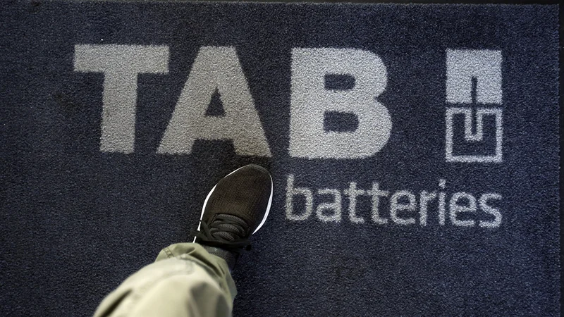 Fotografija: TAB je pred kratkim namestil svojo prvo baterijo Li-ion v polnilnici za električne avtomobile. FOTO: Blaž Samec