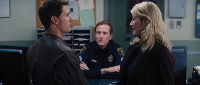 Lee Child se ob Tomu Cruisu v prvem filmu o Jacku Reacherju pojavi kot policist. FOTO: arhiv studia