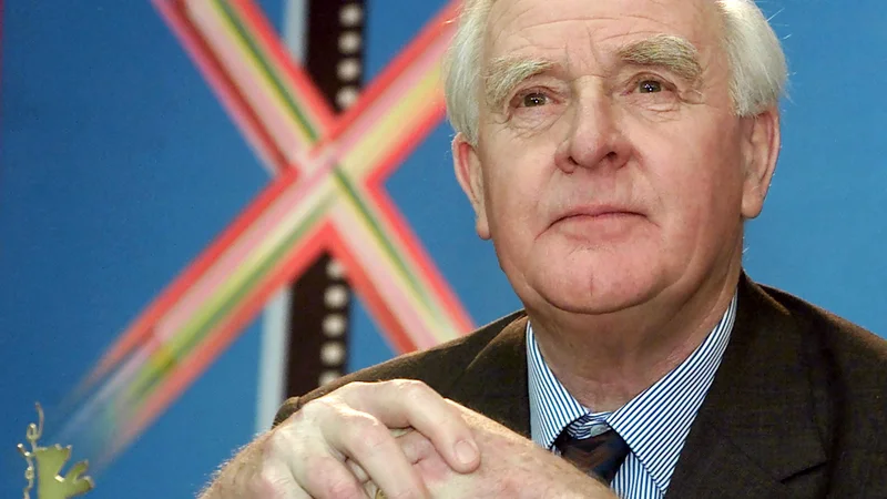 Fotografija: Prvi roman Telefonski klic za mrtveca je John Le Carré objavil leta 1961, ko je sam še deloval za britansko obveščevalno službo, njegov zadnji je izšel lani. FOTO: Arnd Wiegmann/Reuters