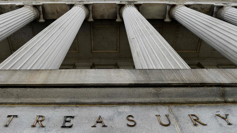 Fotografija: Pročelje ameriškega finančnega ministrstva v Washingtonu. FOTO: Olivier Douliery/AFP