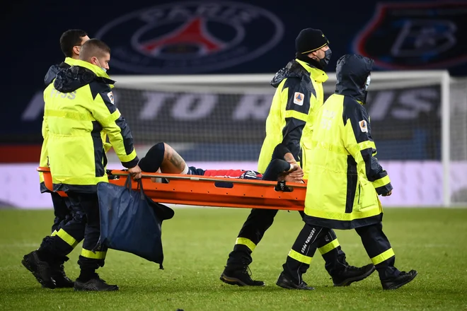 Neymarja so v zaključku tekme z zelenice odnesli na nosilih. FOTO: Franck Fife/AFP