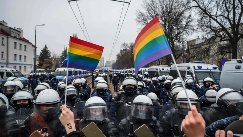 Fotografija: Shod protestnikov je spremljala policija, o večjih incidentih ne poročajo. FOTO: Wojtek Radwanski/AFP