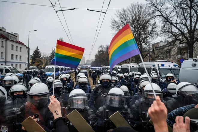 Shod protestnikov je spremljala policija, o večjih incidentih ne poročajo. FOTO: Wojtek Radwanski/AFP