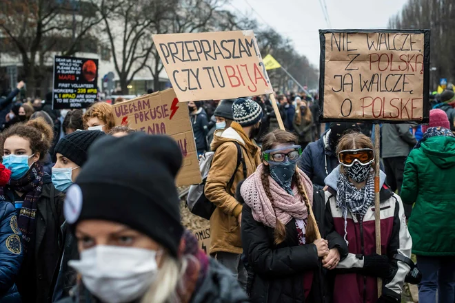 Zapis na plakatu »Ne borim se s Poljsko, ampak za Poljsko«  FOTO: Wojtek Radwanski/AFP