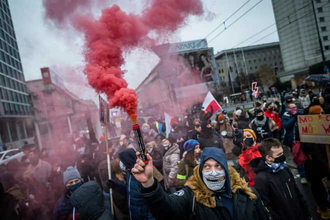 Protivladni protesti se na Poljskem vrstijo od oktobrske odločitve ustavnega sodišča, ki je dodatno zamejilo možnost odločitve za umetno prekinitev nosečnosti. FOTO: FOTO: Wojtek Radwanski/AFP