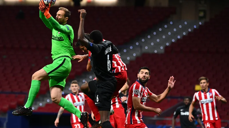 Fotografija: Slovenski reprezentančni vratar Jan Oblak bo z Atleticom igral proti Chelseaju. FOTO: Gabriel Bouys/AFP