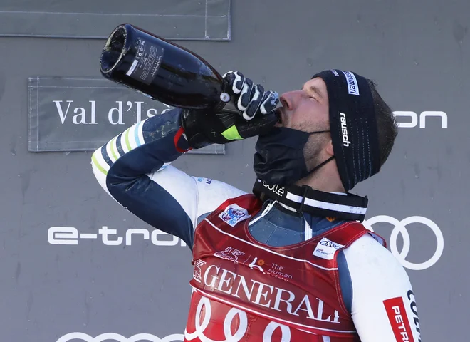 Alpine Skiing - Men's Downhill - Val d'Isere, France - December 13, 2020 Slovenia's Martin Cater celebrates on the podium after winning the Men's Downhill REUTERS/Eric Gaillard Foto Eric Gaillard Reuters