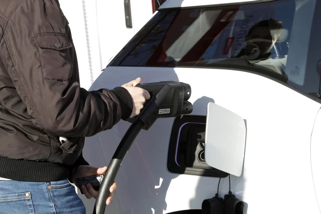 Stroka ugotavlja, da spodbude niso stabilne in da Slovenija ne bo dosegla ciljnega števila električnih vozil. FOTO: Mavric Pivk/Delo