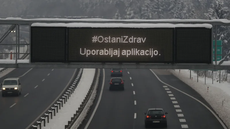 Fotografija: Občani se od jutri do vključno 23. decembra lahko prosto gibljejo med občinami, a le z aplikacijo #ostanizdrav. FOTO: Leon Vidic/Delo