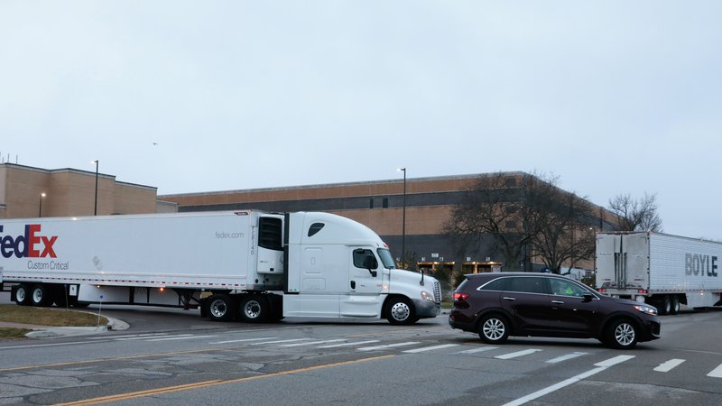 Fotografija: Tovornjak s cepivom zapušča Pfizerjevo tovarno v michiganskem Portageu. Foto Rebecca Cook/Reuters
