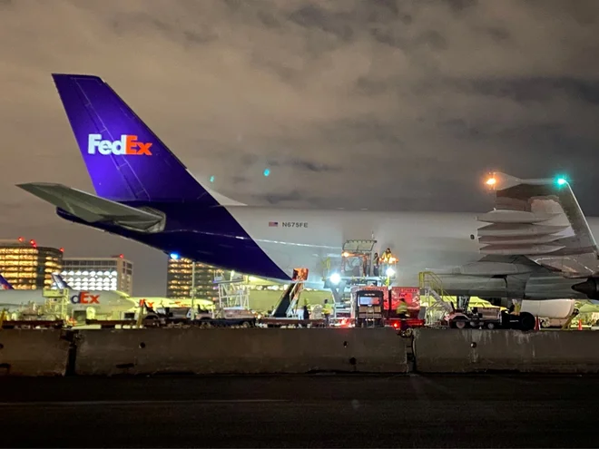 Letalo s cepivom proti covidu-19 je pristalo v Los Angelesu. Foto Los Angeles World Airports Lawa Via Reuters