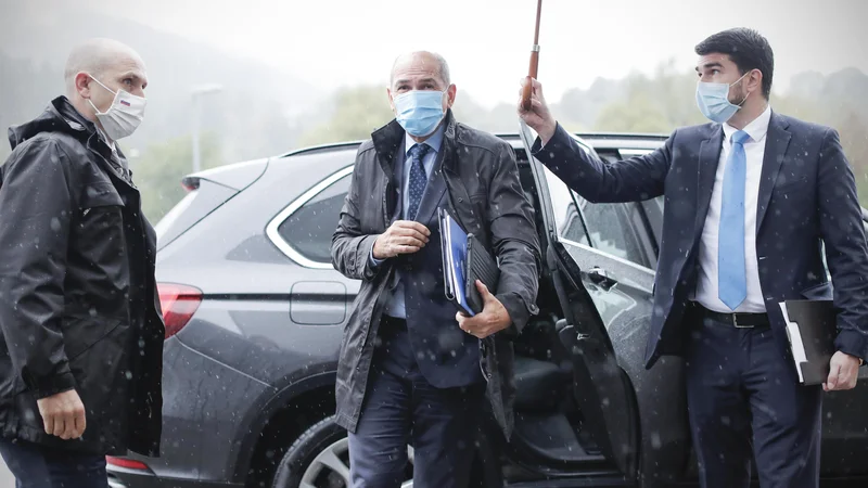 Premier Janez Janša je včeraj v pogovoru s štirimi poslanci Desusa povedal, da mu je med njunim srečanjem Karl Erjavec dejal, da ne bo prvi rušil koalicije. FOTO: Uroš Hočevar/Delo