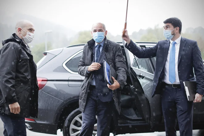Premier Janez Janša je včeraj v pogovoru s štirimi poslanci Desusa povedal, da mu je med njunim srečanjem Karl Erjavec dejal, da ne bo prvi rušil koalicije. FOTO: Uroš Hočevar/Delo