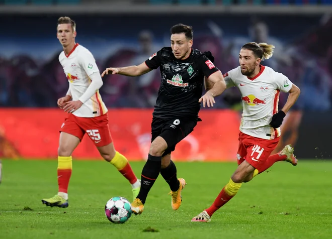 Kevin Kampl se je ob koncu tedna tako bojeval z nogometaši iz Bremna, čez dva meseca pa ga čaka velika predstava z Liverpoolom. FOTO: Annegret Hilse/Reuters