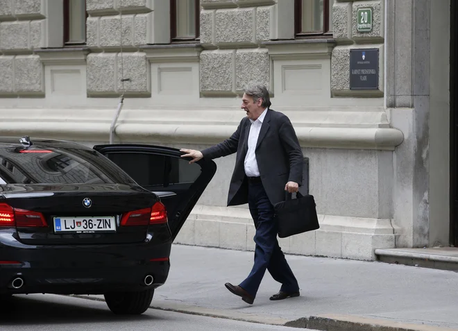 Minister za kulturo Vasko Simoniti, ki je doktoriral iz zgodovine na ljubljanski filozofski fakulteti in je poročen z novinarko, je dvignil prah s primerjavo med avtomobilsko industrijo in novinarstvom.<br />
Foto Matej Družnik