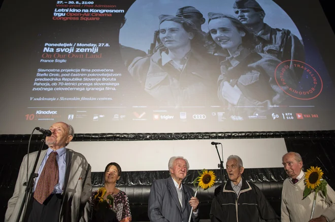 Projekcija filma Na svoji zemlji na Kongresnem trgu leta 2018, ki so se je udeležili tudi nekateri člani ekipe: Andrej Kurent, Ivo Belc, Tone Mlakar in Ivan Marinček. FOTO: Voranc Vogel/Delo