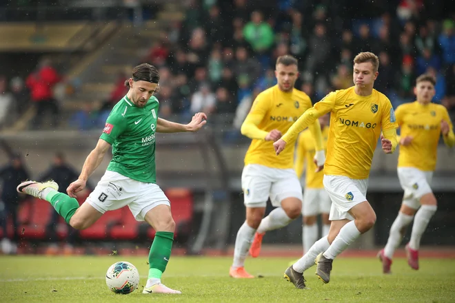Ante Vukušić, v minuli sezoni prvi strelec prvenstva, se je proti Bravu vrnil po daljši odsotnosti, a od strelske forme je še zelo, zelo daleč. FOTO: Jure Eržen/Delo