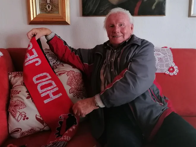 &raquo;V začetku nas je bila samo peterica, ki je igrala na ledu vse tri tretjine, in že leta 1948 smo igrali proti ekipi Ljubljane, sedanje Olimpije, o čemer imam tudi fotografije, tako da ne drži podatek, da je HK Jesenice začel igrati šele leta 1952,&laquo; nam je povedal Boris Čebulj, nekdanji hokejist. Foto Brane Maselj