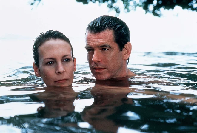 V filmski priredbi romana <em>Krojač iz Paname</em> sta med drugimi nastopila Pierce Brosnan in Jamie Lee Curtis. FOTO: Imdb