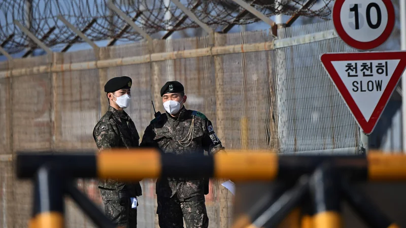 Fotografija: Južnokorejski vojaki postavljajo barikado v bližini demilitarizirane cone. FOTO: Džung Jeon Dže/AFP