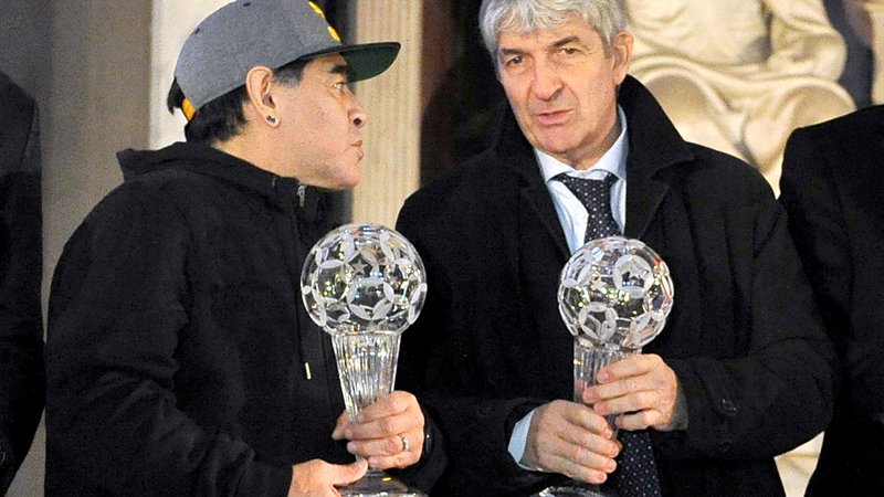 Fotografija: Nedavno preminula velika junaka svetovnih nogometnih prvenstev Argentinec Diego Maradona in Italijan Paolo Rossi sta leta 2017 prišla v hišo slavnih italijanskega nogometa, v najboljši enajsterici v zgodovini pa je le Argentinec. FOTO: Jennifer Lorenzini/Reuters