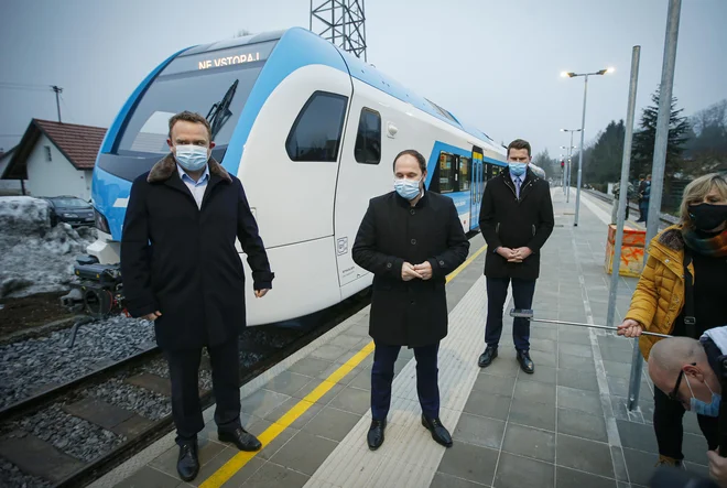 Minister Jernej Vrtovec in prvi mož SŽ Dušan Mes pred vožnjo proti Ljubljani. FOTO: Jože Suhadolnik/Delo