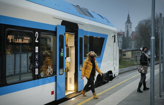 Novi vlak je iz serije 52 vlakov, ki prihajajo na slovenske železnice do leta 2022. FOTO: Jože Suhadolnik/Delo