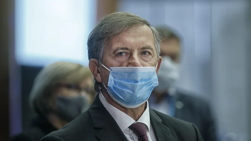 Fotografija: Karl Erjavec je napovedal, da bo mogoče glede nadaljnjih dogodkov v zvezi z Desusom več izvedeti v četrtek po zasedanjih izvršnega izbora in sveta stranke. FOTO: Blaž Samec/Delo