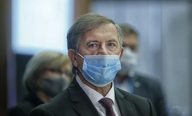 Karl Erjavec je napovedal, da bo mogoče glede nadaljnjih dogodkov v zvezi z Desusom več izvedeti v četrtek po zasedanjih izvršnega izbora in sveta stranke. FOTO: Blaž Samec/Delo