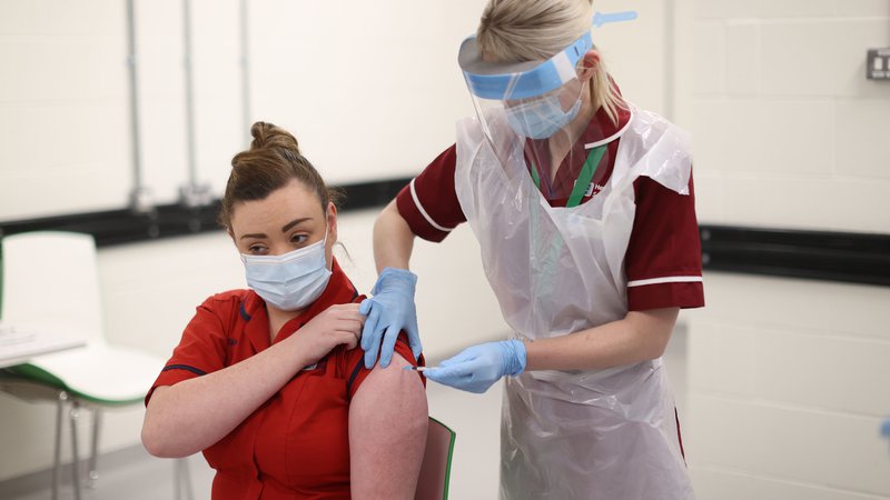 Fotografija: V Sloveniji naj bi se cepljenje proti covidu-19 začelo na začetku prihodnjega leta. Na fotografiji: cepljenje na Severnem Irskem. Foto Liam McBurney/AFP