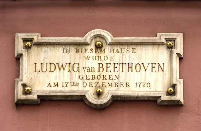 Na spominski plošči na Beethovnovi rojstni hiši v Bonnu je kot dan rojstva naveden dan krsta, skladatelj se je rodil dan prej. Foto Michael Sondermann/Bundesstadt Bonn