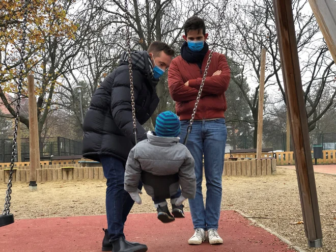 Istospolni par s posvojenim sinom na igrišču v Budinpešti. FOTO: Krisztina Frnyo/Reuters