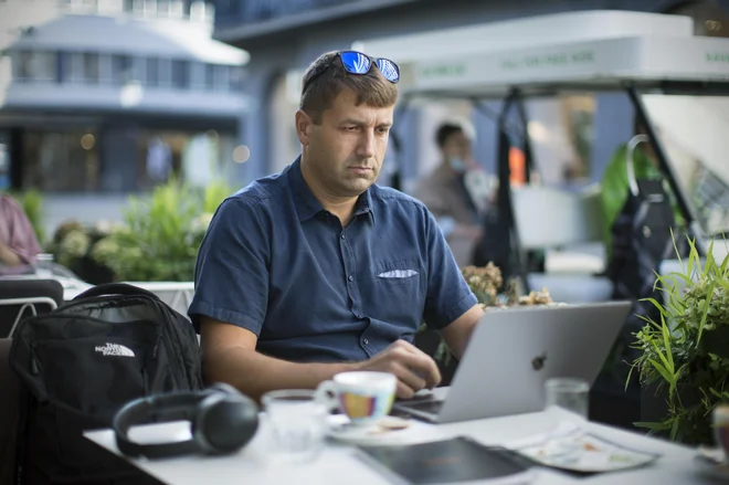 Luka Renko je strokovnjak za informacijske tehnologije in pobudnik portala Sledilnik Covid-19. Foto: Jure Eržen/Delo
