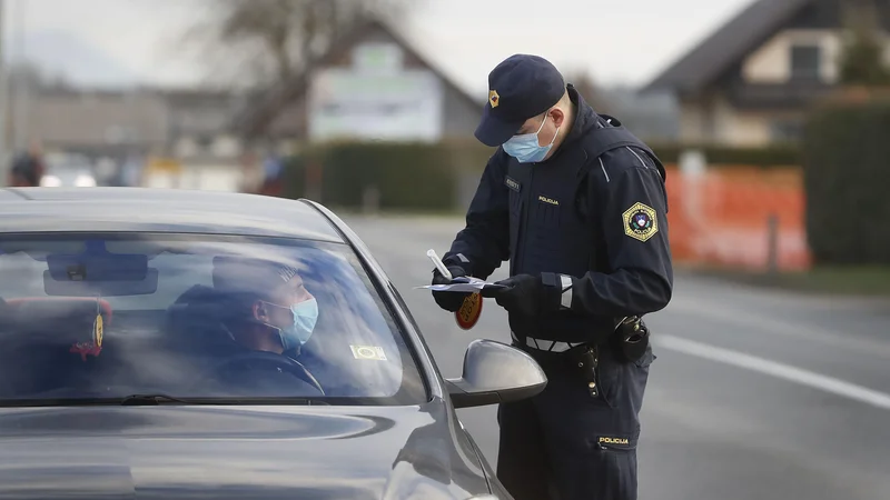 Fotografija: Policijska kontrola dokumentov zaradi prehodov med občinam v času koronavirusa. FOTO: Leon Vidic/Delo