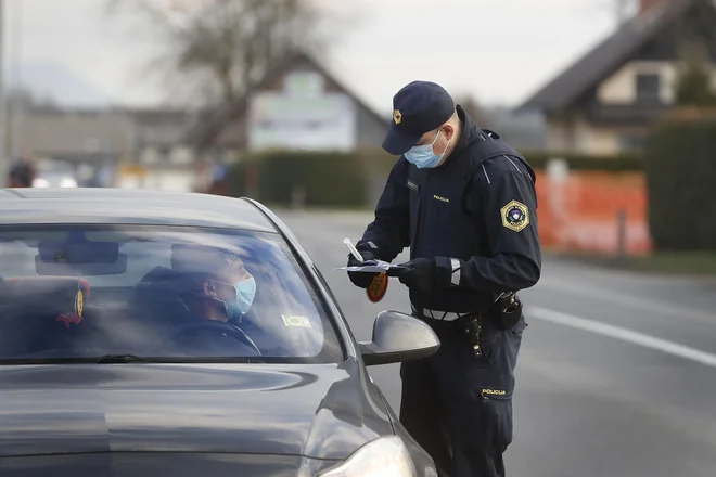 Policijska kontrola dokumentov zaradi prehodov med občinam v času koronavirusa. FOTO: Leon Vidic/Delo