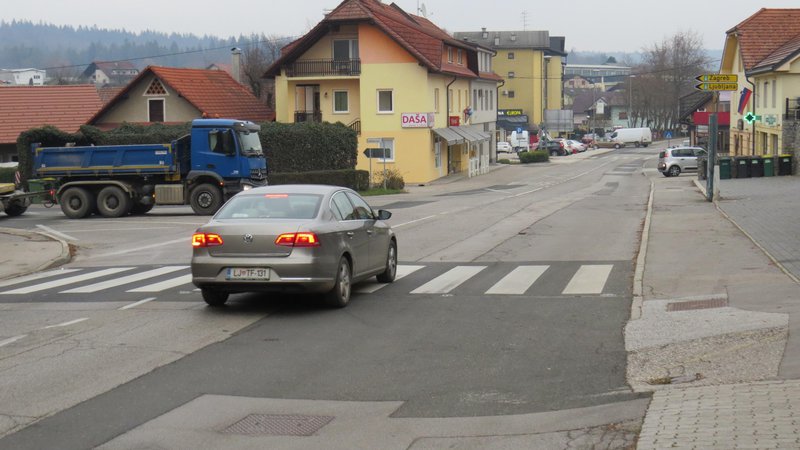 Fotografija: Križišče Adamičeve in Ljubljanske ceste nameravajo semaforizirati. FOTO: Bojan Rajšek/Delo
 