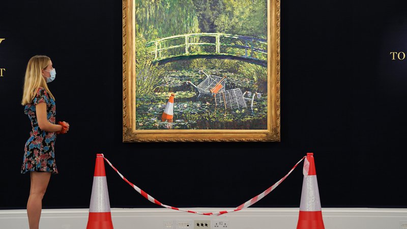 Fotografija: Nekatera dela, kot je Banksyjeva ekološka reinterpretacija Monetove slike, se odlično tržijo, vendar se prodajne galerije letos spoprijemajo z velikimi težavami. FOTO Reuters
