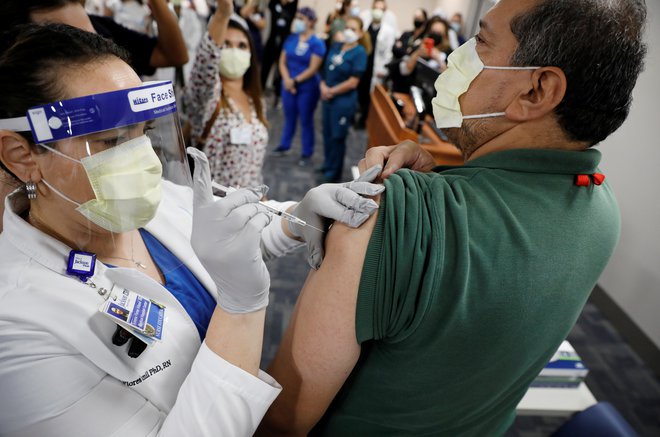 Za zdaj je v ZDA na voljo tri milijone odmerkov cepiva Pfizerja in Biontecha, za odpravo pandemije pa bo potrebnih več kot sto milijonov odmerkov. FOTO: Marco Bello/Reuters