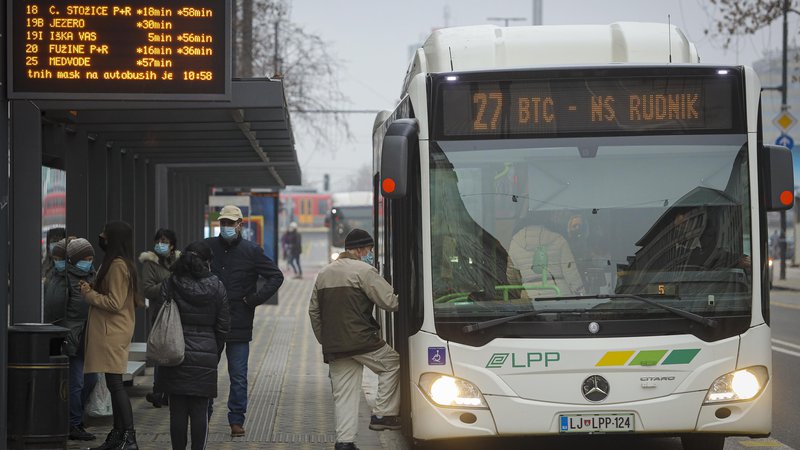Fotografija: Ob sprostitvi javnega prometa vozi 99 mestnih avtobusov Ljubljanskega potniškega prometa. FOTO: Jože Suhadolnik/Delo