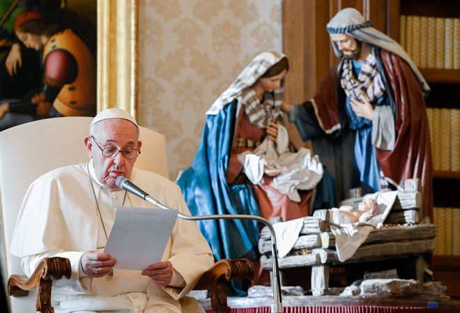 Naj nam te težave pomagajo, da bi nekoliko očistili način praznovanja in doživljanja božiča,« je poudaril papež. FOTO: AFP