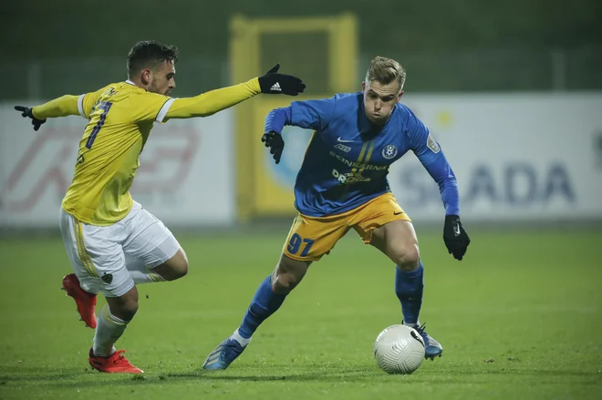 Celjski adut Advan Kadušić (desno) je bil danes uspešen, mariborskega napadalca Aljošo Matka (levo) naslednji izziv čaka v četrtek. FOTO: Uroš Hočevar