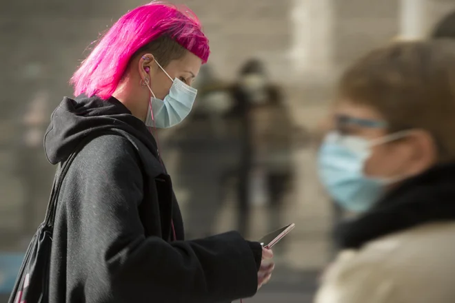 Prestolnica na prvi dan ponovno razglešene epidemije. Ljubljana, Slovenija 19. oktobra 2020.
[pametni telefoni,IT,informacijske tehnologije,mladi,dijaki,študenti,lasje,barvani lasje,barve,pričeske,starejši,generacije,koronavirus,zaščitne maske,covid19,epidemije,zdravje,družba,mesta,javni promet,LPP,avtobusne postaje,avtobusna postajališča,mobilnost,Ljubljana,Slovenija,motivi]
