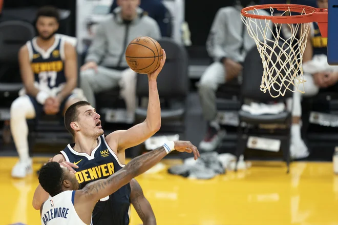 Nikola Jokić je bil zelo razigran, do trojnega dvojčka sta mu zmanjkali dve asistenci. FOTO: Kyle Terada/Usa Today Sports
