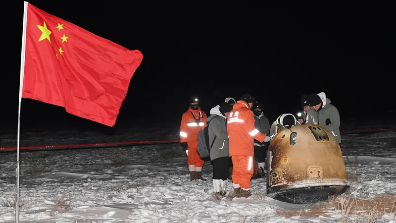 Fotografija: Kitajski znanstveniki so ob kapsuli Chang'e 5 razvili kitajsko zastavo. FOTO: China Daily/Reuters